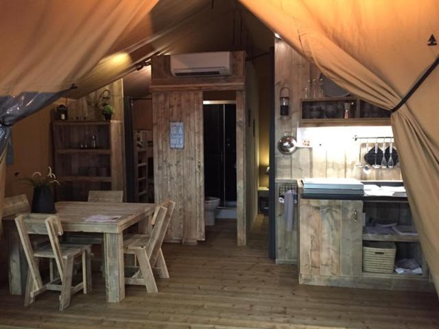 Camping Site De Gorge Vent Frejus Ruang foto